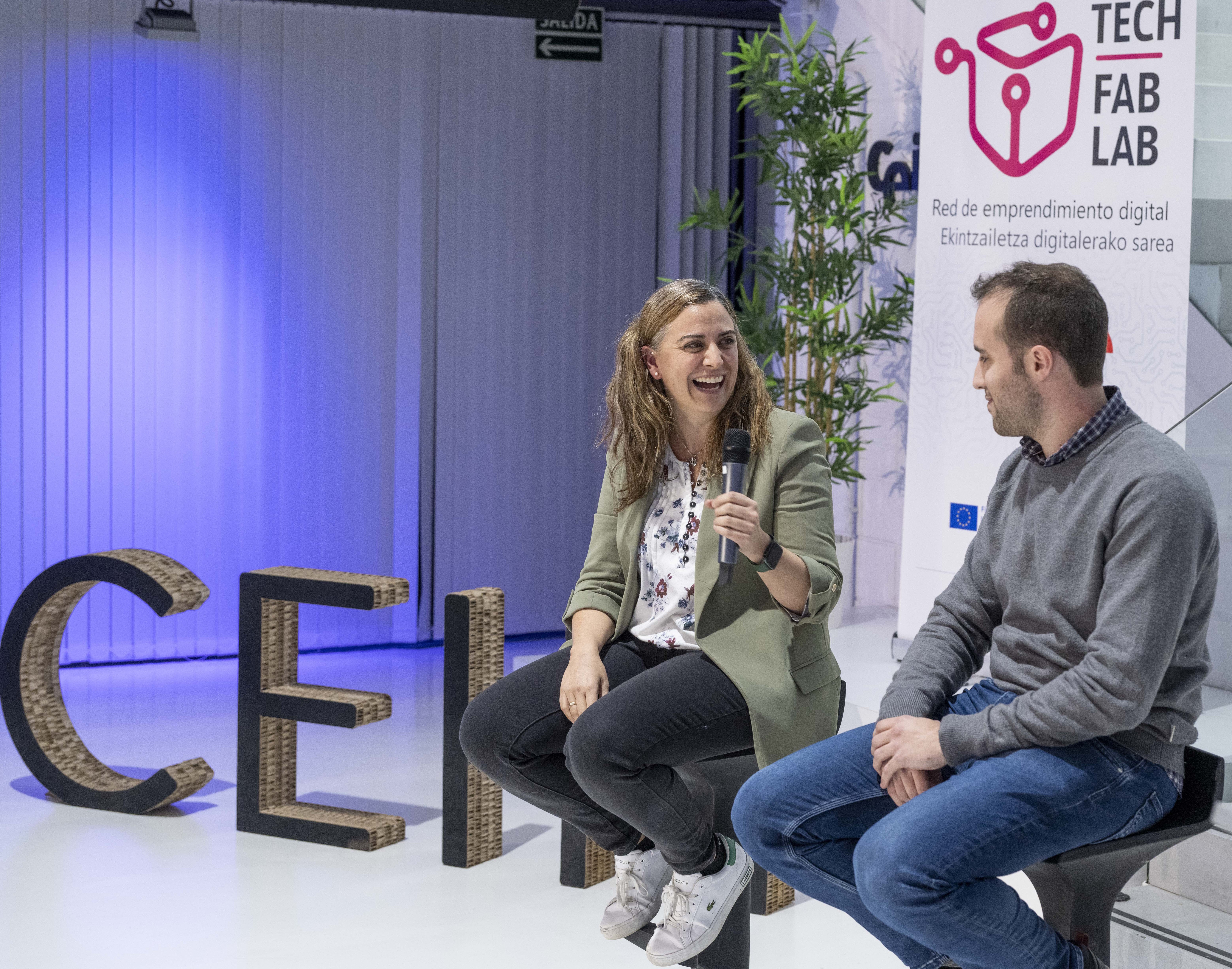 Una mujer y un hombre participantes en el programa Startup Leaders conversan