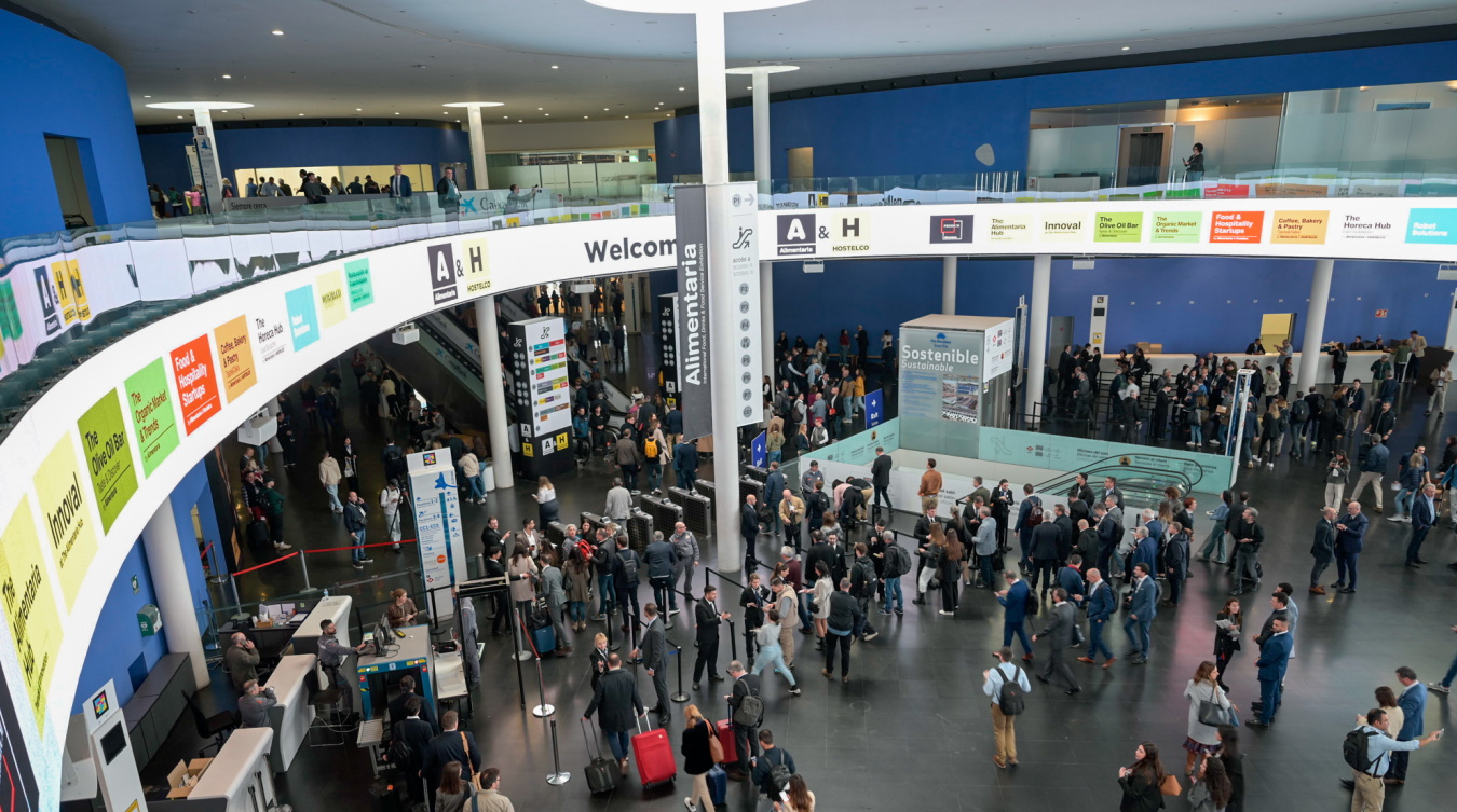 Personas en el interior de la feria Alimentaria de 2025