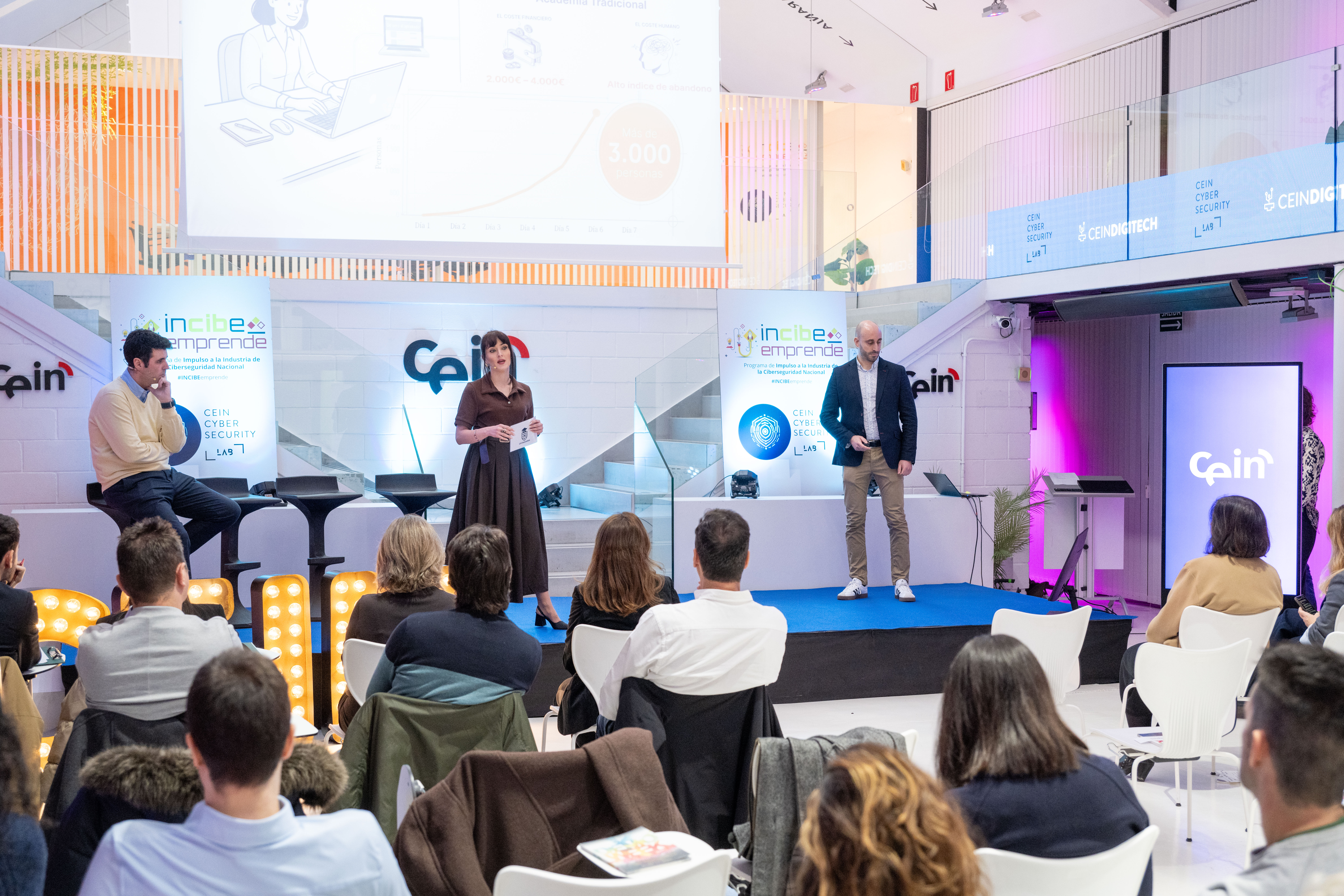 Exposición en el demo day de uno de los proyectos participantes en la Aceleradora Digitech 2025