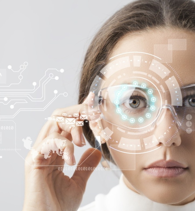 Mujer con gafas futuristas