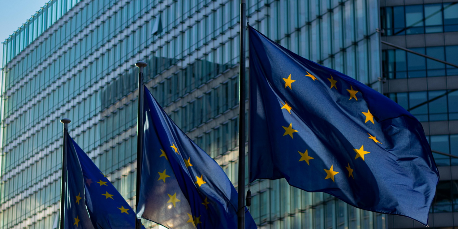 Tres banderas de la Unión Europea hondeando