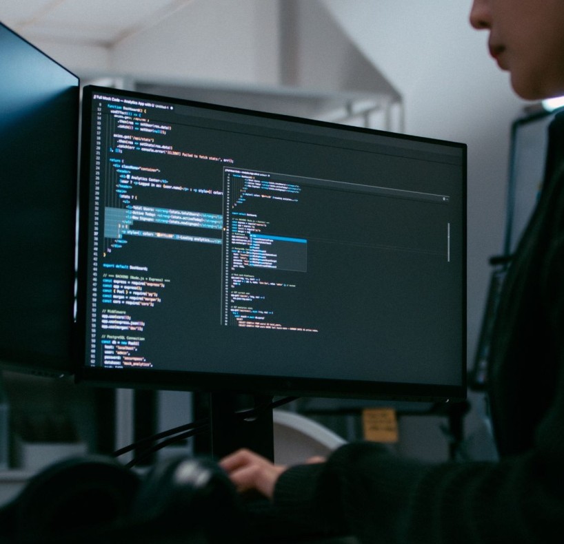 Una mujer programando ante un ordenador