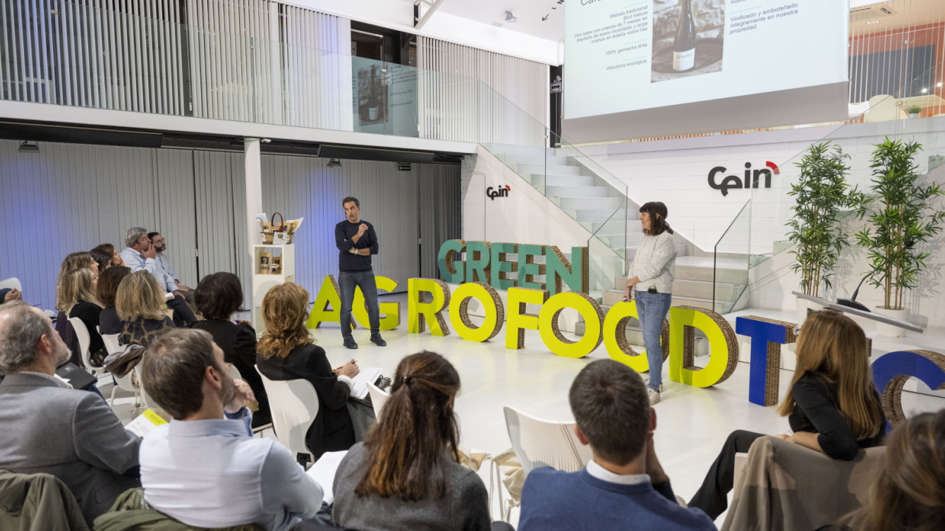 Una mujer y un hombre presentan su proyecto agroalimentario en CEIN