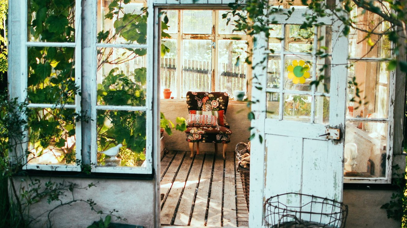 Jardín en el porche cerradp de una casa
