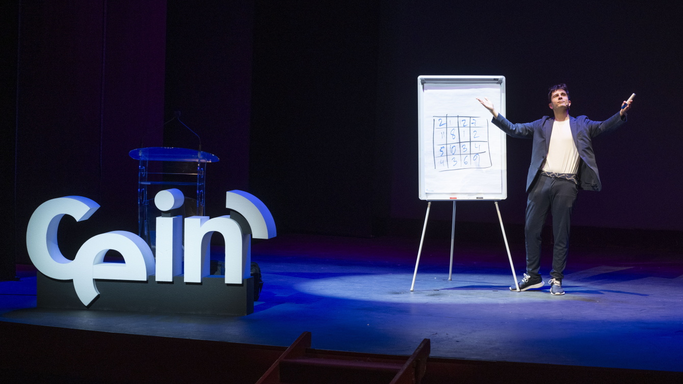 El ilusionista Jorge Luengo en un espectáculo organizado por CEIN