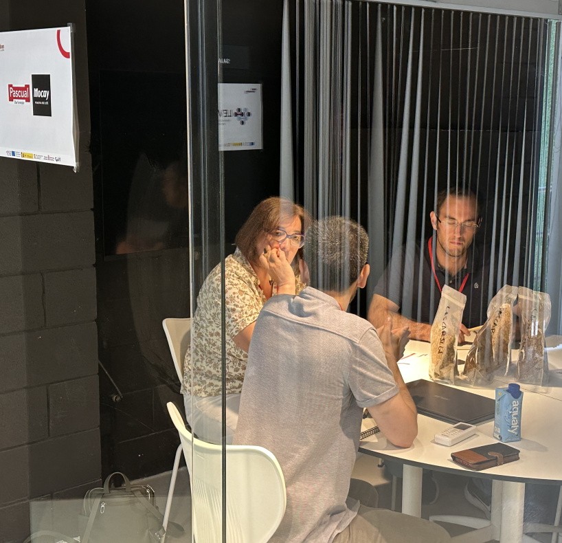 Emakume bat eta bi gizon CEINen Berrikuntza Irekiaren programaren bilera batean.