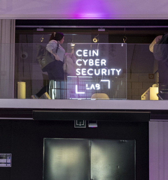 Mujer participa en evento de ciberseguridad