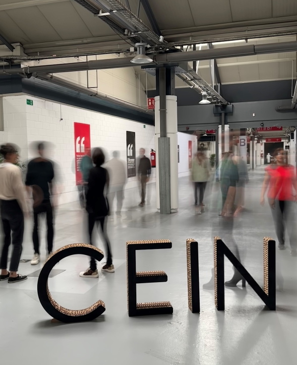 Personas andando en el interior del Vivero de Innovación de CEIN en Noáin