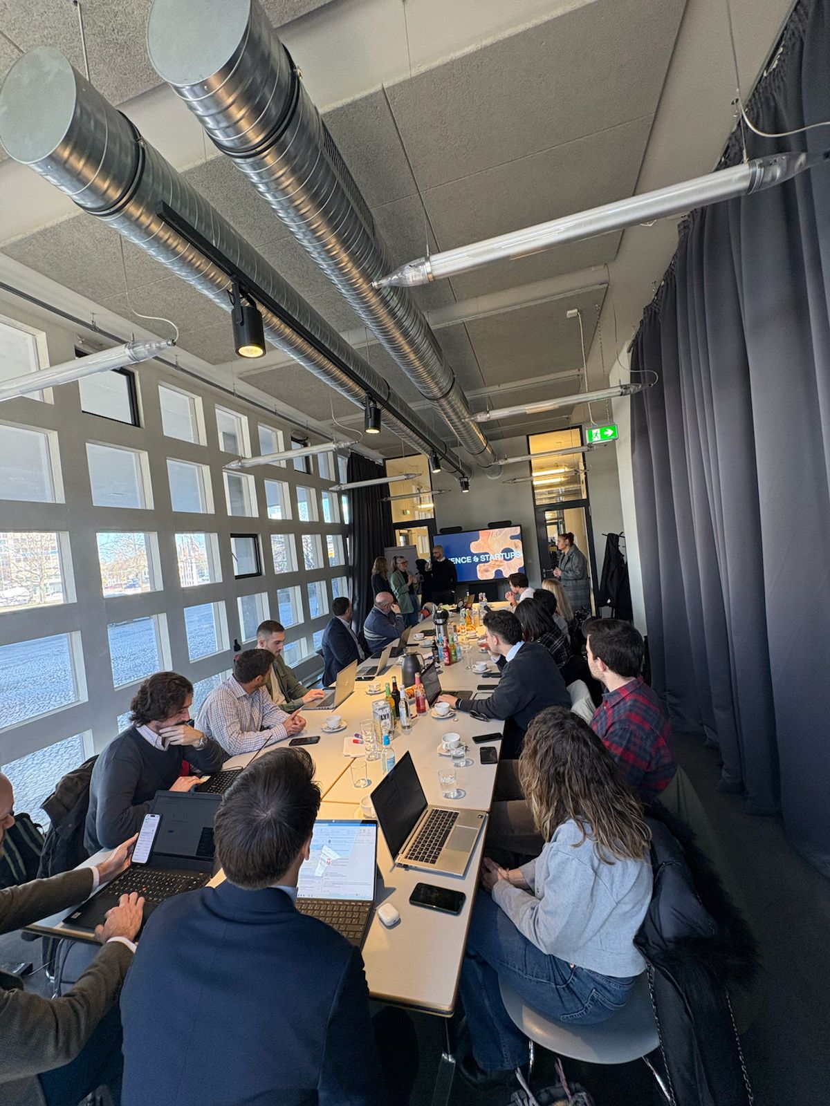 Reunión en una sala con todos los participantes del proyecto.