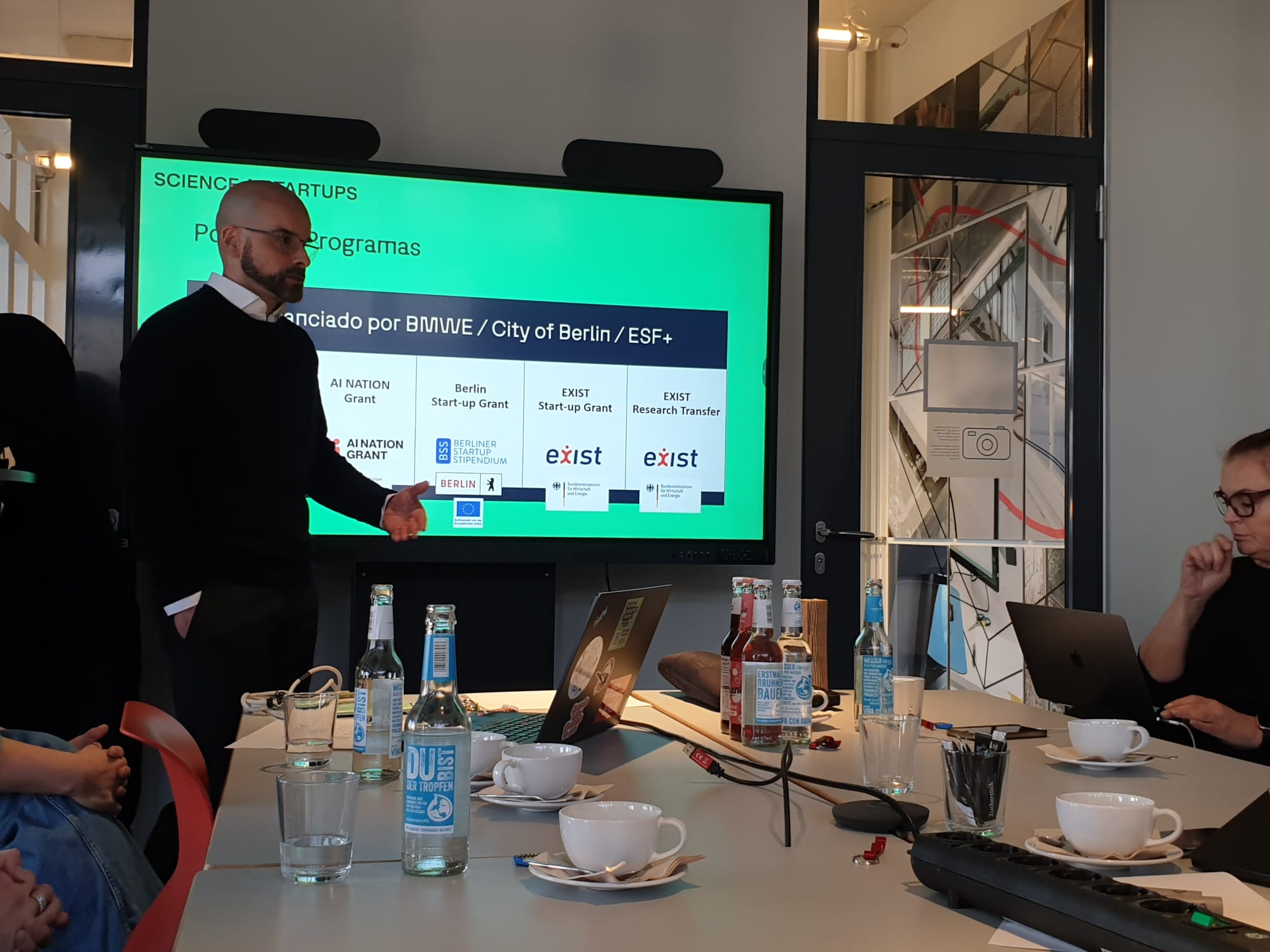 Una de las personas participantes del proyecto , presenta en una pantalla digital.