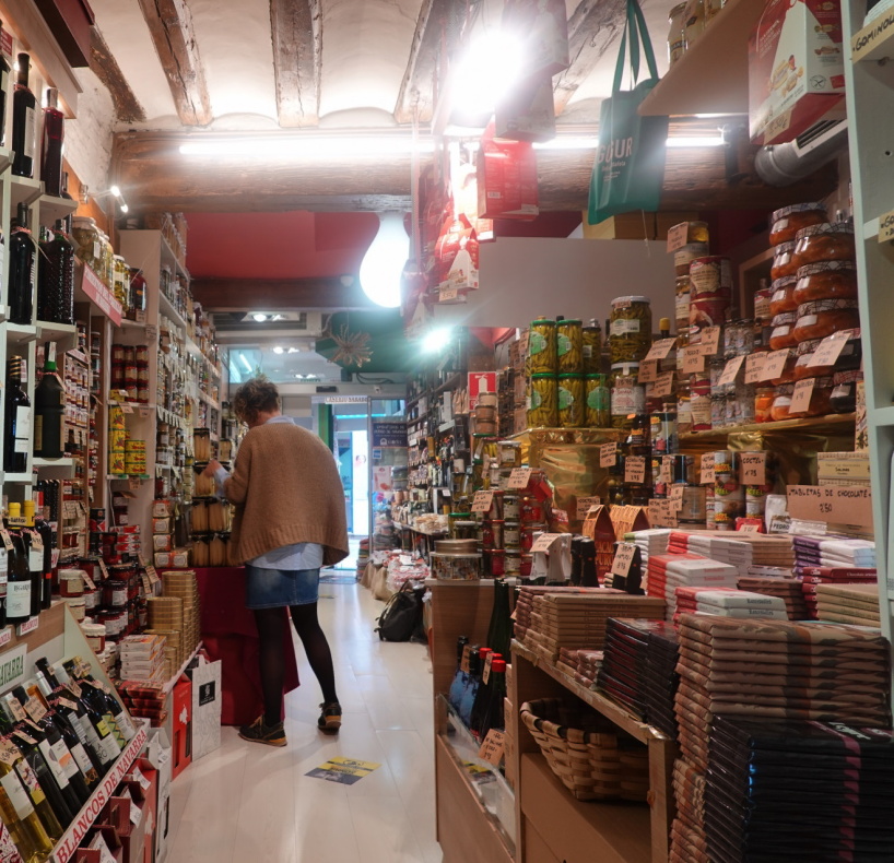 Una mujer en una tienda de alimentación de Pamplona
