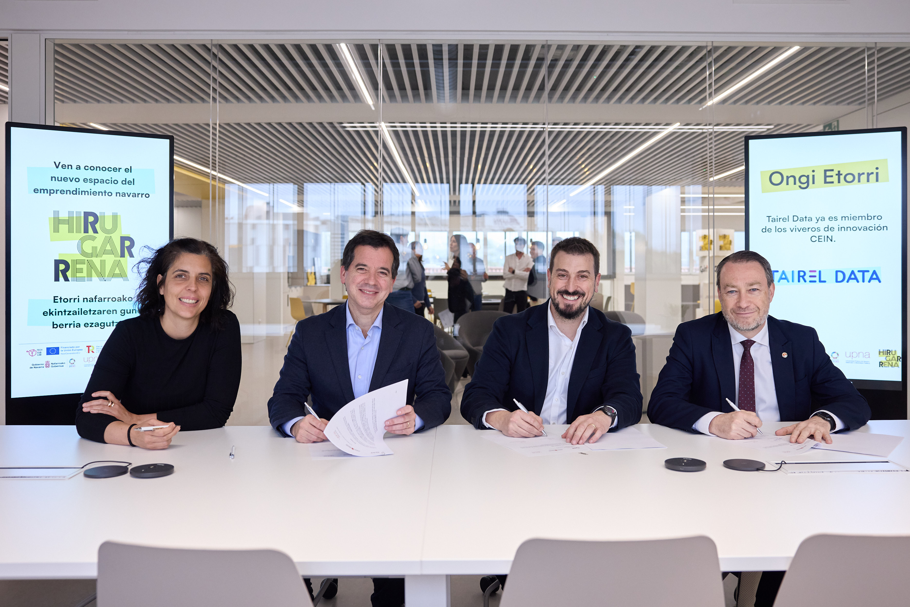 Representantes de la startup Tairel Data, Gobierno de Navarra, CEIN y UPNA en la firma de la entrada de la primera en Hirugarrena