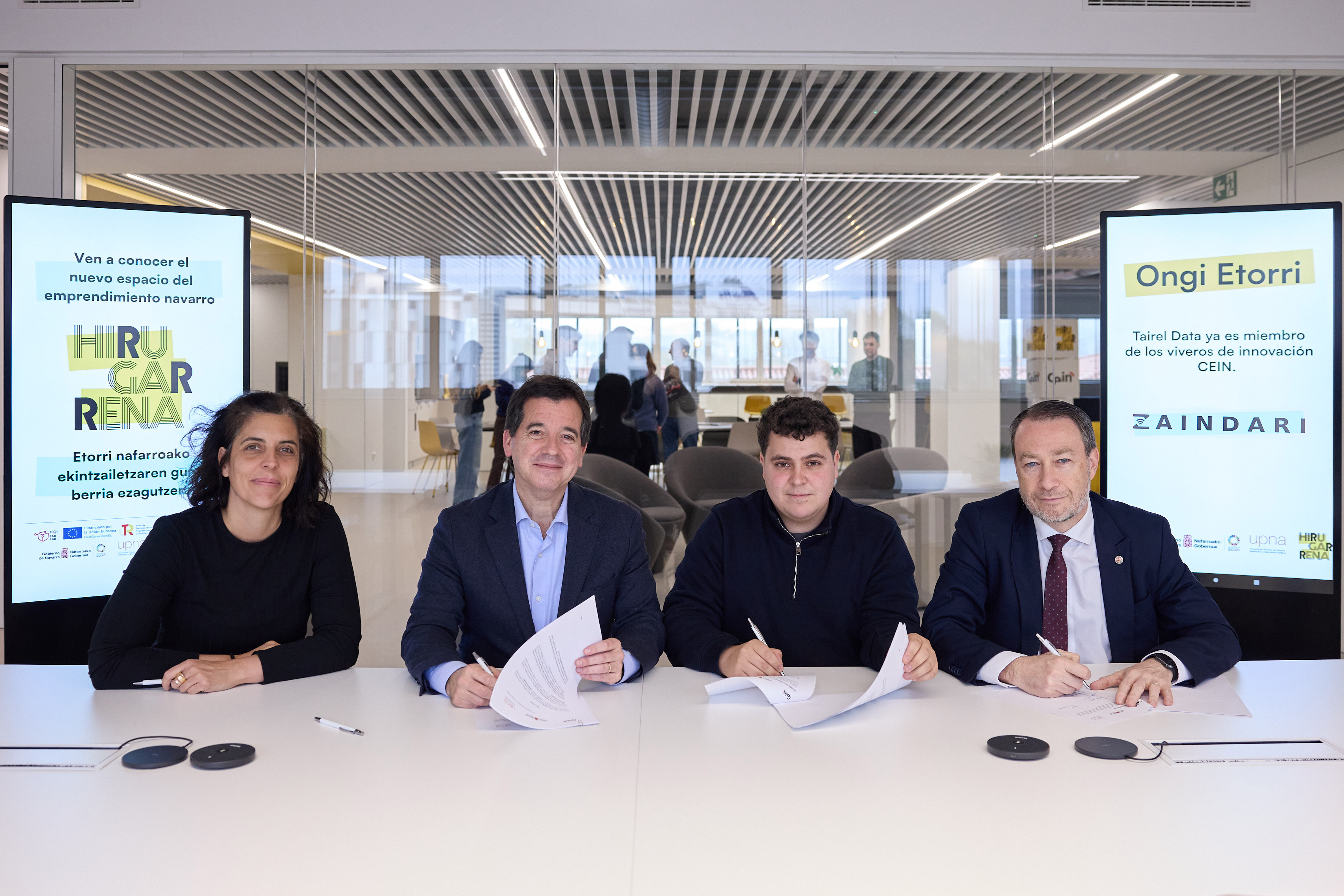 Representantes de la startup Zaindari, Gobierno de Navarra, CEIN y UPNA en la firma de la entrada de la primera en Hirugarrena