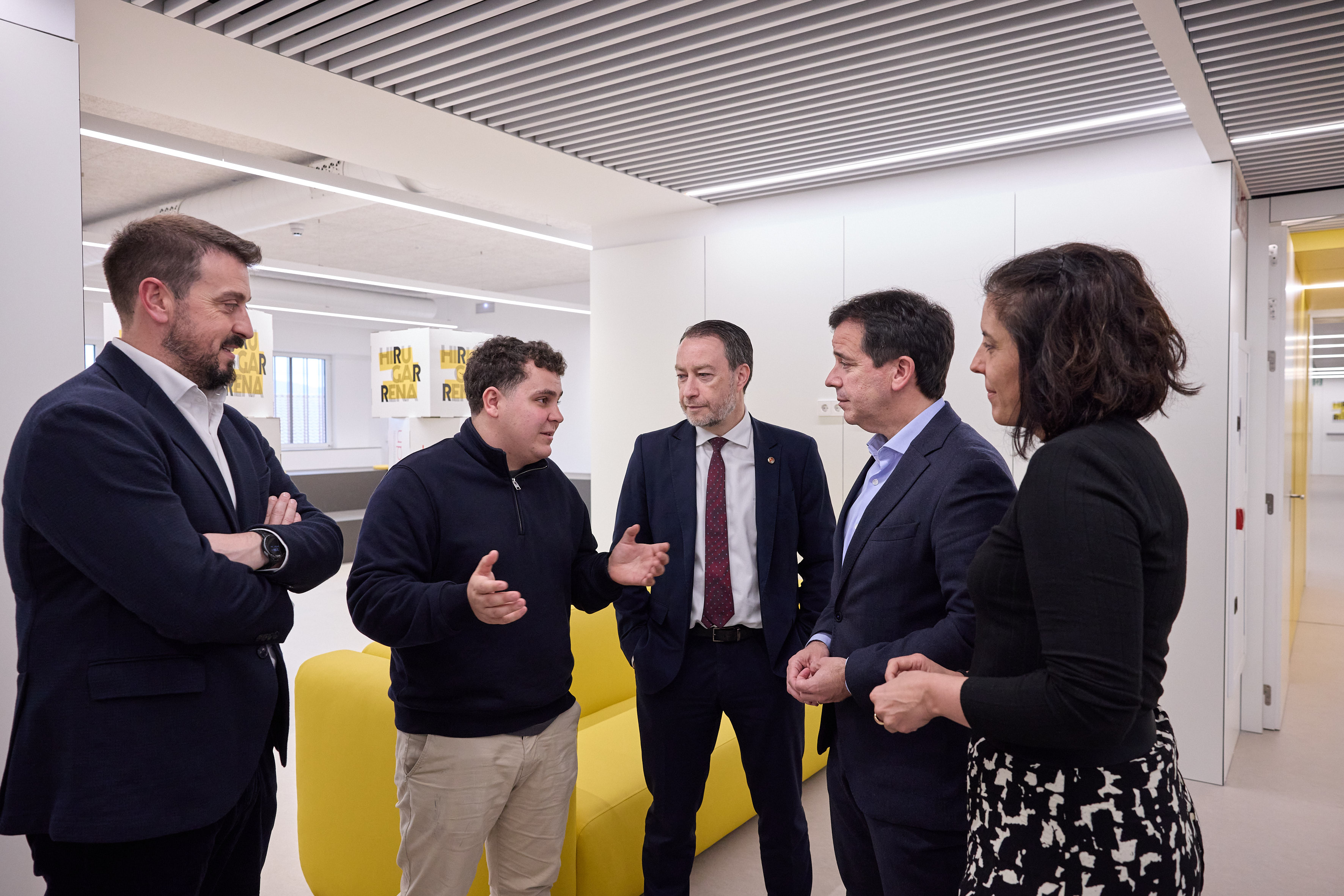 Representantes de las startups Tarirel Data y Zaindari y de Gobierno de Navarra, CEIN y UPNA en Hirugarrena, donde se han instalado las dos primeras