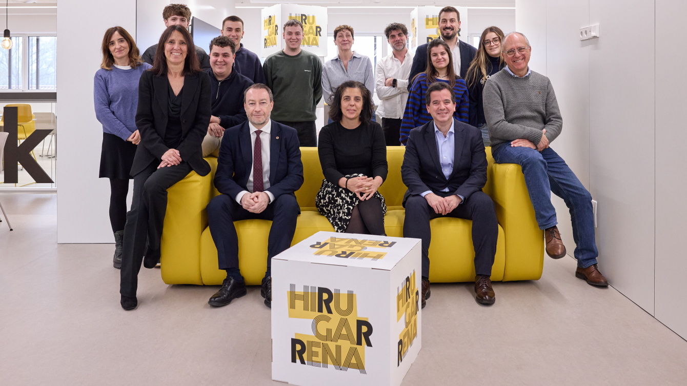 Representantes de las startups Zaindari y Tairel Data, y de CEIN, UPNA y Gobierno en Hirugarrena