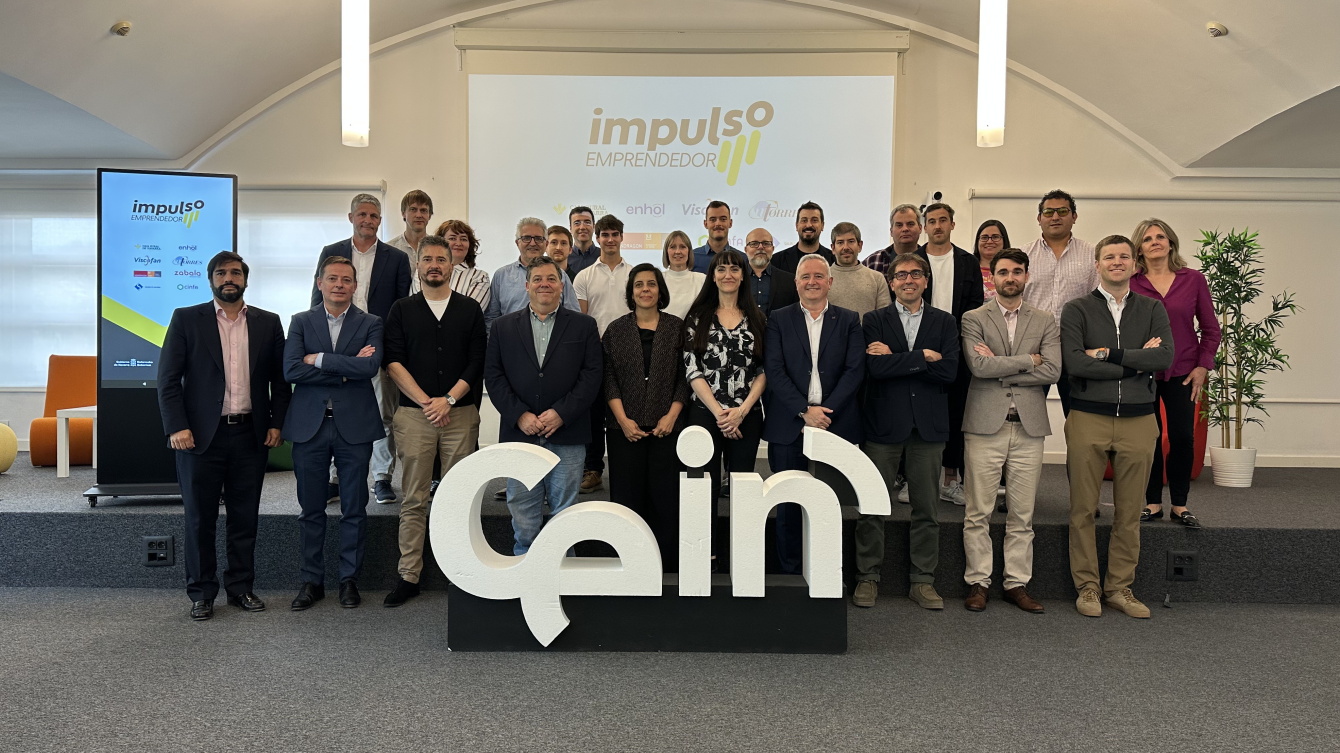 Representantes de las empresas mentoras de Impulso Emprendedor 2026 y de las ocho startups seleccionadas