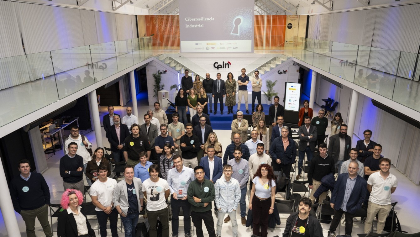 Foto de participantes en la jornada de ciberresilencia industrial en CEIN
