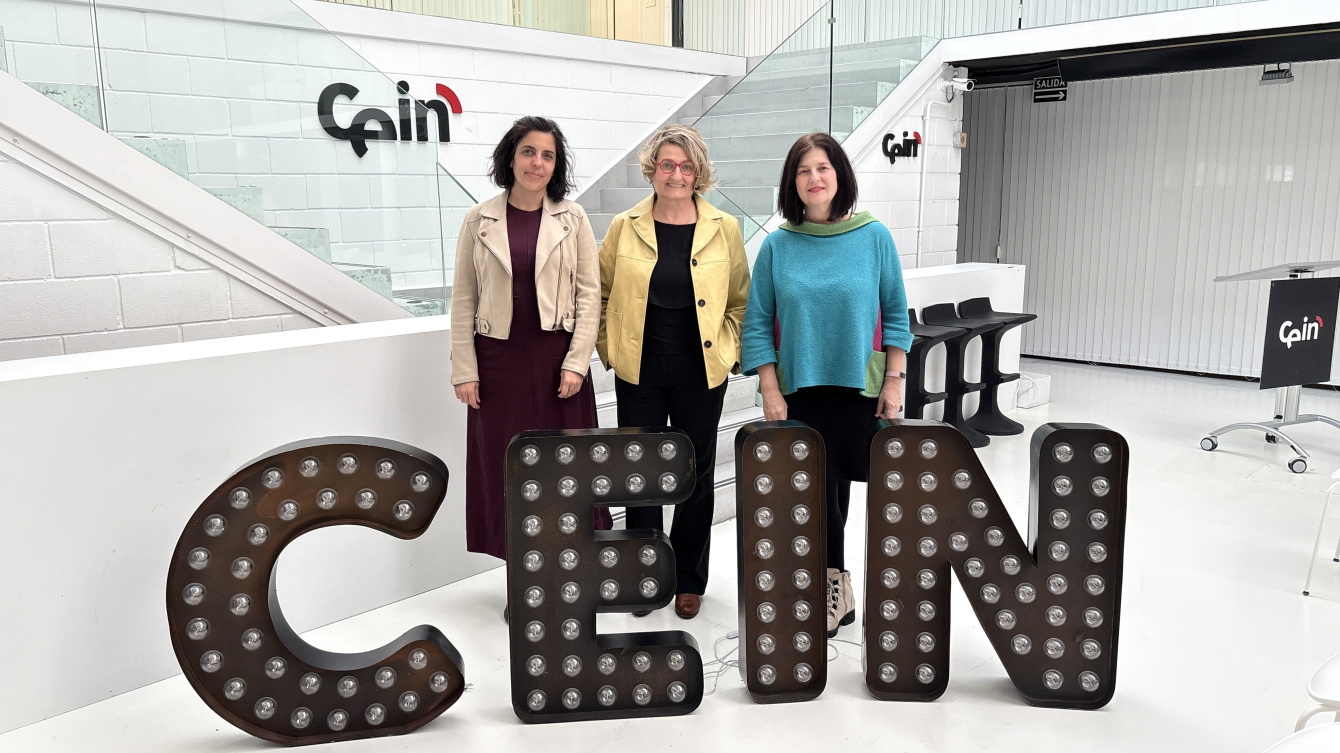 La promotora de Truffino con representantes de CEIN en su entrada al Vivero de Innovación