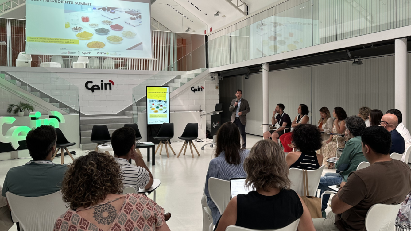 Personas en la jornada sobre ingredientes organizada por CEIN