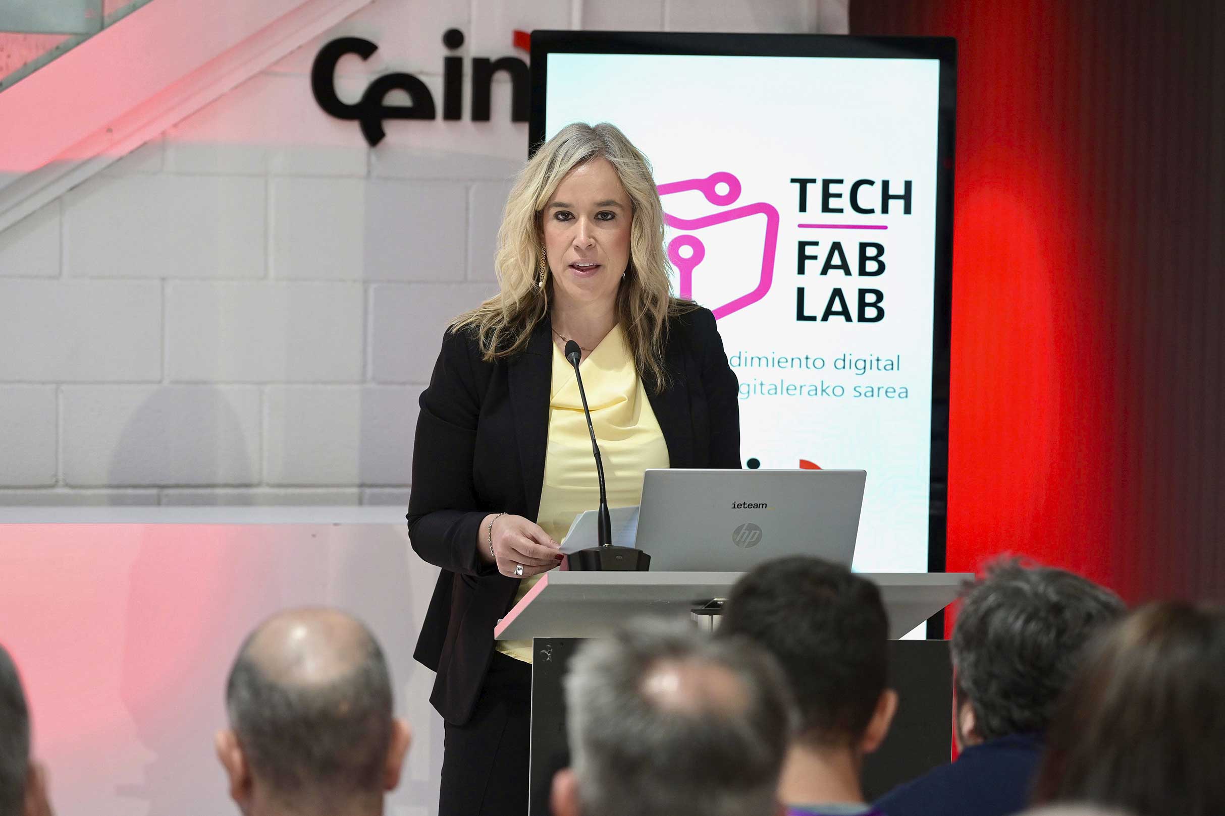 Garbiñe Basterra, directora general de transición energética y digital, I+D+i empresarial y Emprendimiento del Gobiernode Navarra, durante la apertura del evento de open innovation