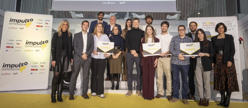 El consejero Irujo entrega los premios a las tres startups ganadoras del programa de aceleración "Impulso Emprendedor"