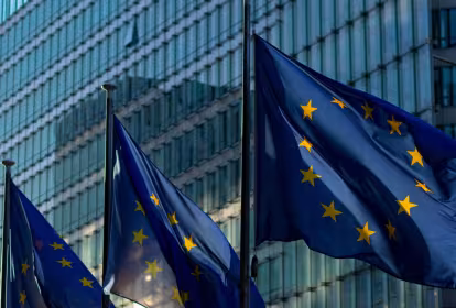 Tres banderas de la Unión Europea hondeando