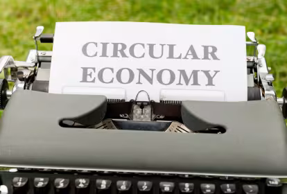 Máquina de escribir con una hoja en la que pone economía circular en inglés