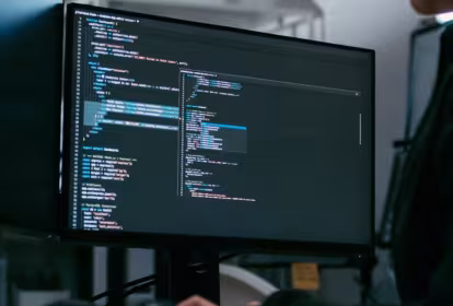 Una mujer programando ante un ordenador