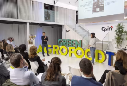 Una mujer y un hombre presentan su proyecto agroalimentario en CEIN