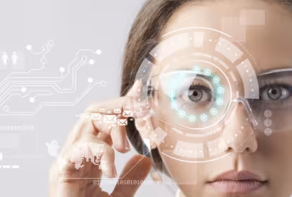 Mujer con gafas futuristas