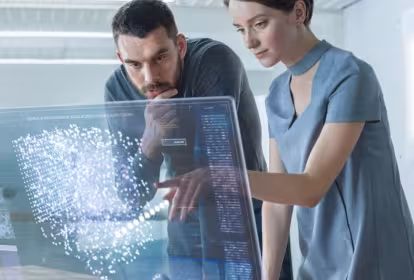 Un hombre y una mujer ante una pantalla transparente