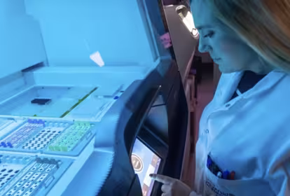 Mujer manejando una máquina de análisis