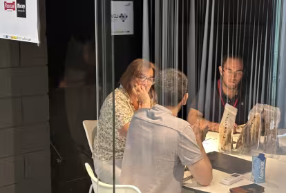 Una mujer y dos hombres en una reunión del programa Open Innovation de CEIN