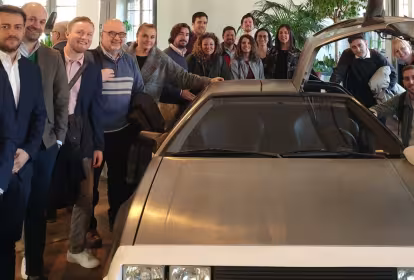 Foto de grupo en la Embajada de Estonio en Berlín junto a un coche DeLorean.