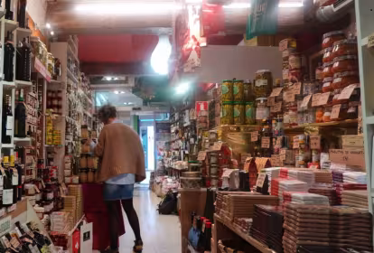 Una mujer en una tienda de alimentación de Pamplona