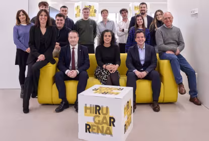 Representantes de las startups Zaindari y Tairel Data, y de CEIN, UPNA y Gobierno en Hirugarrena