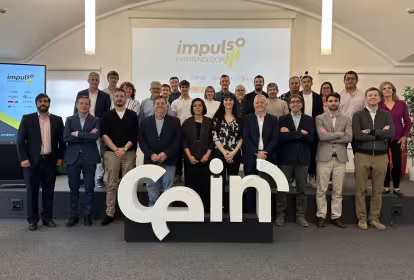 Representantes de las empresas mentoras de Impulso Emprendedor 2026 y de las ocho startups seleccionadas