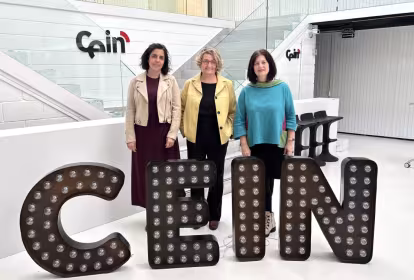 La promotora de Truffino con representantes de CEIN en su entrada al Vivero de Innovación